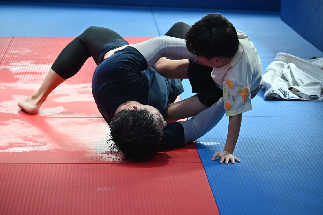 Coach Dung demonstrating BJJ technique